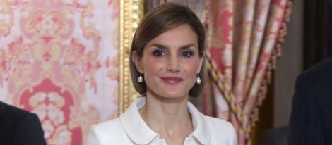 La Reina Letizia con traje repetido y corte bob en el almuerzo previo al Premio Cervantes 2014