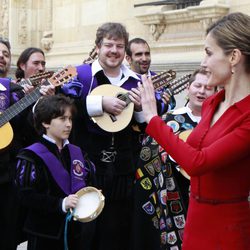 La Reina Letizia con la tuna en el Premio Cervantes 2014