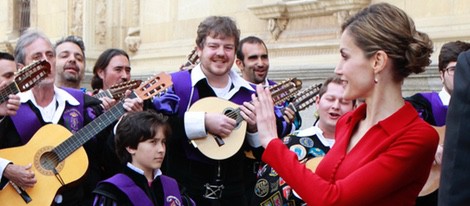 La Reina Letizia con la tuna en el Premio Cervantes 2014