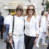 Arancha de Benito y Sandra Ibarra en el funeral de María Pineda en Madrid