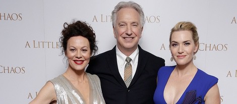 Alan Rickman con Helen McCrorie y Kate Winslet promocionando 'A Little Chaos'