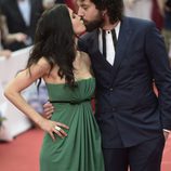 Nerea Barros y Juan Ibáñez se dan un beso en el Festival de Málaga 2015