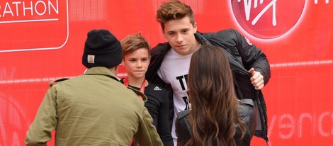 David y Victoria Beckham hacen una foto a sus hijos Brooklyn y Romeo en la Mini Maratón de Londres