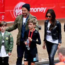 David y Victoria Beckham con sus hijos Cruz, Romeo y Brooklyn en la Mini Maratón de Londres