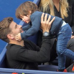 Gerard Piqué con su hijo Milan en la final del Torneo Conde Godó 2015