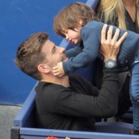 Gerard Piqué con su hijo Milan en la final del Torneo Conde Godó 2015