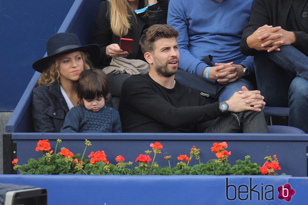 Gerard Piqué y Shakira con su hijo Milan en la final del Torneo Conde Godó 2015