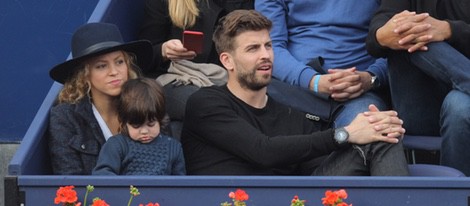 Gerard Piqué y Shakira con su hijo Milan en la final del Torneo Conde Godó 2015