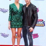 Nick Jonas y su novia Olivia Culpo en la gala de los 'Radio Disney Music Awards' 2015