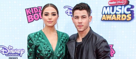 Nick Jonas y su novia Olivia Culpo en la gala de los 'Radio Disney Music Awards' 2015