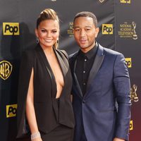 John Legend con su mujer Chrissy Teigen en la gala de los 'Daytime Emmys' 2015