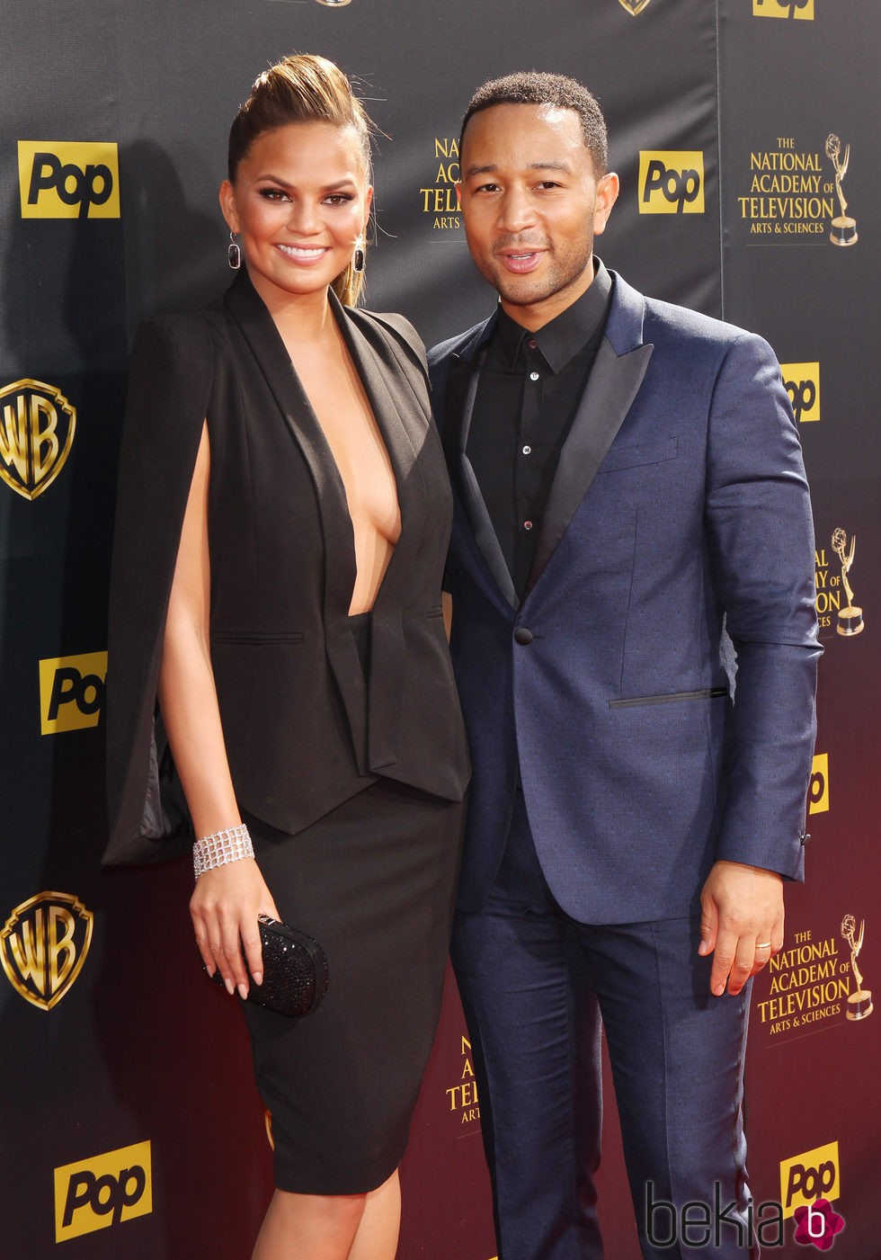 John Legend con su mujer Chrissy Teigen en la gala de los 'Daytime Emmys' 2015