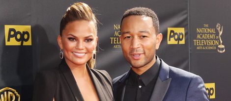 John Legend con su mujer Chrissy Teigen en la gala de los 'Daytime Emmys' 2015