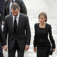 Los Reyes Felipe y Letizia llegan compungidos al funeral institucional por las víctimas del accidente de avión de Germanwings