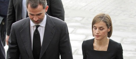 Los Reyes Felipe y Letizia llegan compungidos al funeral institucional por las víctimas del accidente de avión de Germanwings