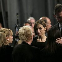 Los Reyes Felipe y Letizia consuelan a los familiares de las víctimas del accidente de Germanwings en el funeral institucional