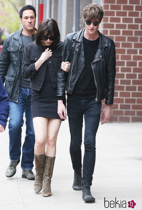 Dakota Johnson y su novio Matthew Hitt agarrados del brazo yendo al set de 'How To Be  Single'