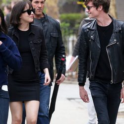 Dakota Johnson y Matthew Hitt comparten miradas cómplices mientras van al set de 'How To Be Single'