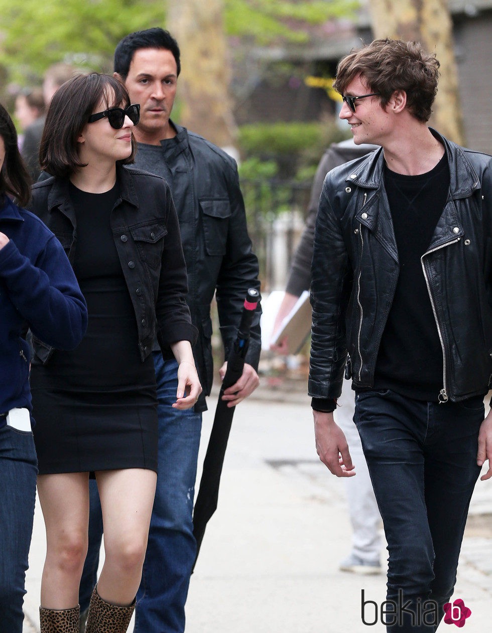 Dakota Johnson y Matthew Hitt comparten miradas cómplices mientras van al set de 'How To Be Single'