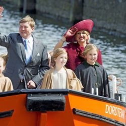 Los Reyes Guillermo Alejandro y Máxima de Holanda con sus hijas en el Día del Rey 2015