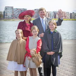 Guillermo Alejandro y Máxima de Holanda con sus hijas Amalia, Alexia y Ariane en el Día del Rey 2015