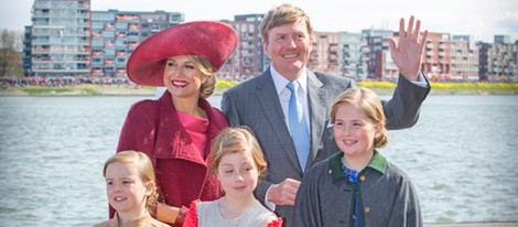 Guillermo Alejandro y Máxima de Holanda con sus hijas Amalia, Alexia y Ariane en el Día del Rey 2015