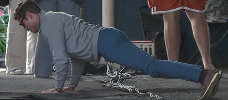 Zac Efron haciendo flexiones antes de empezar a rodar 'Dirty Grandpa'