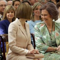 La Reina Letizia y la Reina Sofía, muy cómplices en los Premios Reina Sofía 2014 del Real Patronato sobre Discapacidad