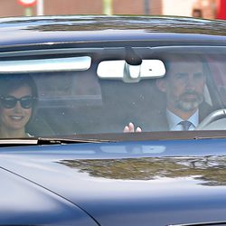 Los Reyes Felipe y Letizia en el colegio de sus hijas preparando la Comunión de la Princesa Leonor