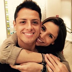 Lucía Villalón y Chicharito abrazados