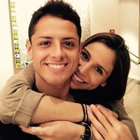 Lucía Villalón y Chicharito abrazados