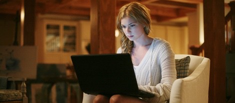 Emily VanCamp planeando una de sus venganzas en 'Revenge'