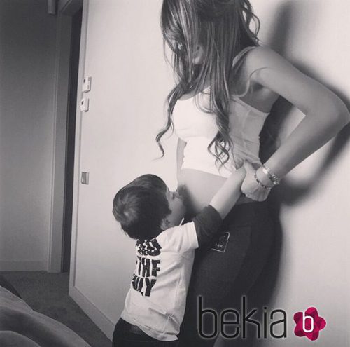 Thiago Messi besando la barriguita de Antonella Roccuzzo