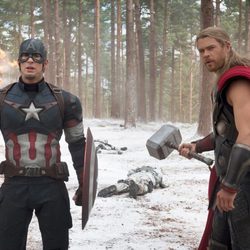 Chris Evans y Chris Hemsworth en una escena de 'Vengadores: La era de Ultron'