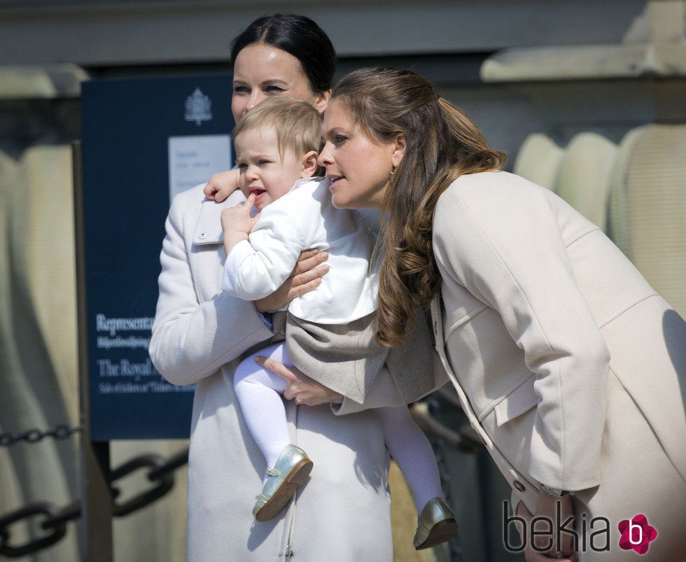 La princesa Magdalena de Suecia y Sofia Hellqvist junto a la pequeña princesa Leonor de Suecia