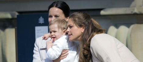 La princesa Magdalena de Suecia y Sofia Hellqvist junto a la pequeña princesa Leonor de Suecia