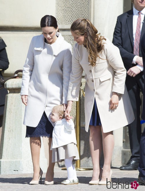 La princesa Magdalena de Suecia y Sofia Hellqvist ayudando a andar a la princesa Leonor de Suecia