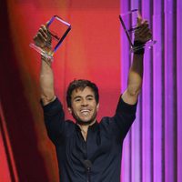 Enrique Iglesias recibiendo uno de los galardones de los Billboard Latin Music Awards 2015