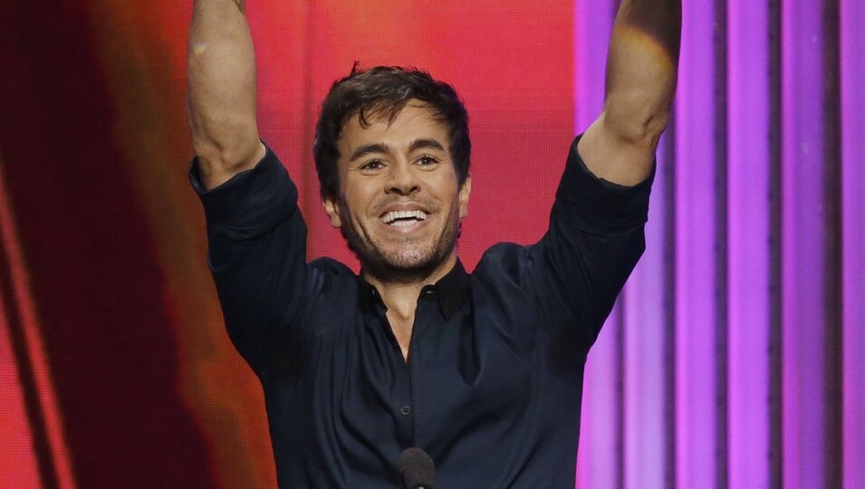 Enrique Iglesias recibiendo uno de los galardones de los Billboard Latin Music Awards 2015