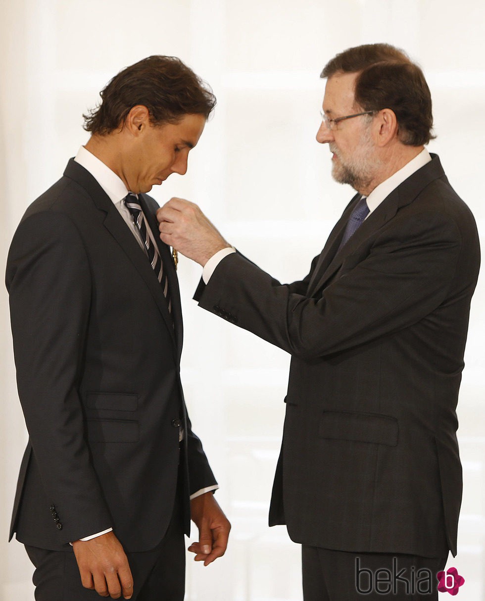 Mariano Rajoy entregando la Medalla de Oro al Mérito en el Trabajo a Rafa Nadal