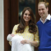 El príncipe Guillermo y Kate Middleton con su hija a la salida del hospital