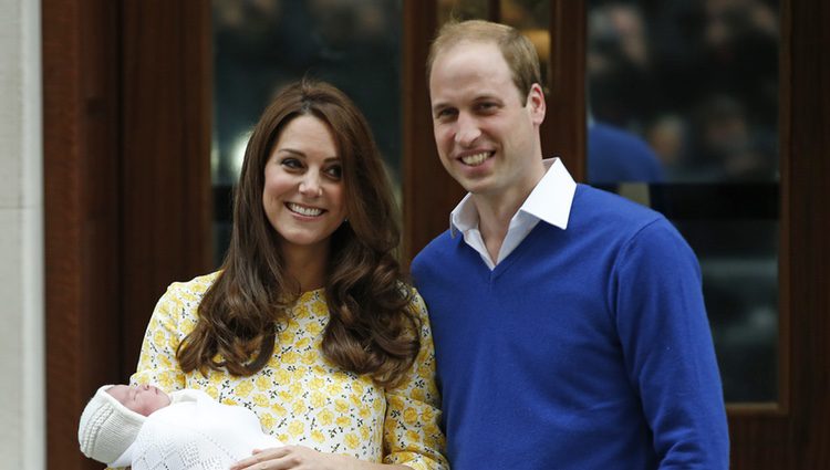 El príncipe Guillermo y Kate Middleton con su hija a la salida del hospital