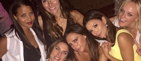 Victoria Beckham acompañada de Eva Longoria, Emma Bunton, Melanie C. y otras amigas en el cumpleaños de su marido