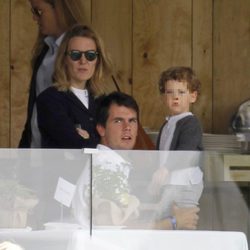 Marta Ortega y Sergio Álvarez junto a su hijo en el 105 Concurso de Saltos Internacional de Madrid