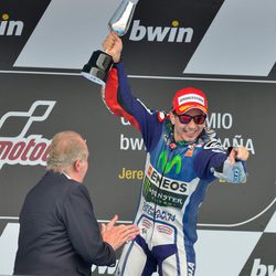 Jorge Lorenzo celebrando su victoria en el GP de España de MotoGP junto al Rey Juan Carlos