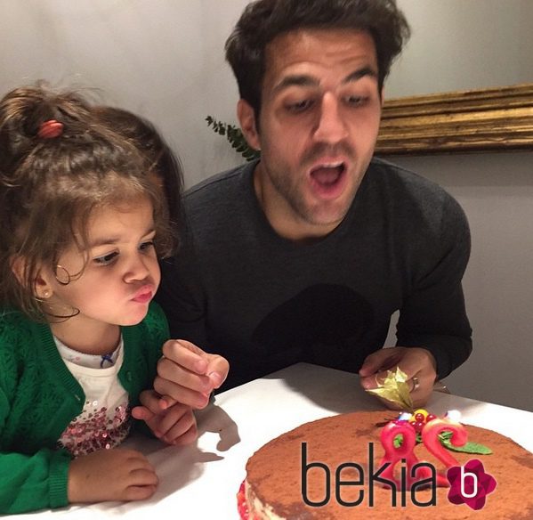 Cesc Fábregas soplando las velas de su 28 cumpleaños con su hija Lia