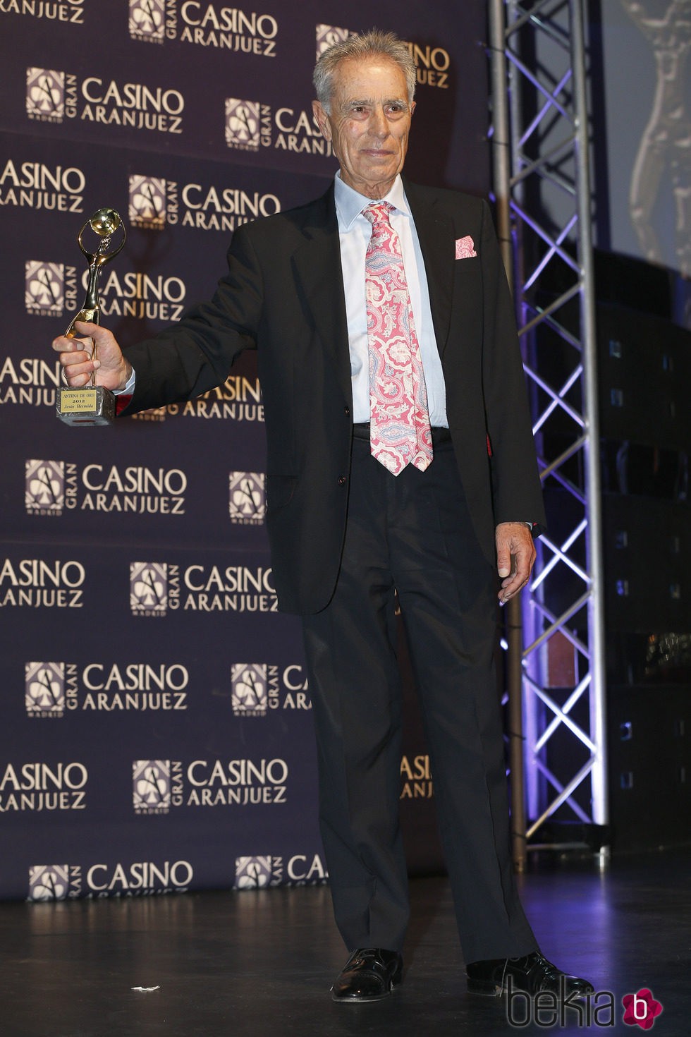 Jesús Hermida recogiendo la Antena de Oro