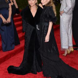 Mary-Kate y Ashley Oslen en la alfombra roja de la Gala del Met 2015 