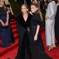 Mary-Kate y Ashley Oslen en la alfombra roja de la Gala del Met 2015 