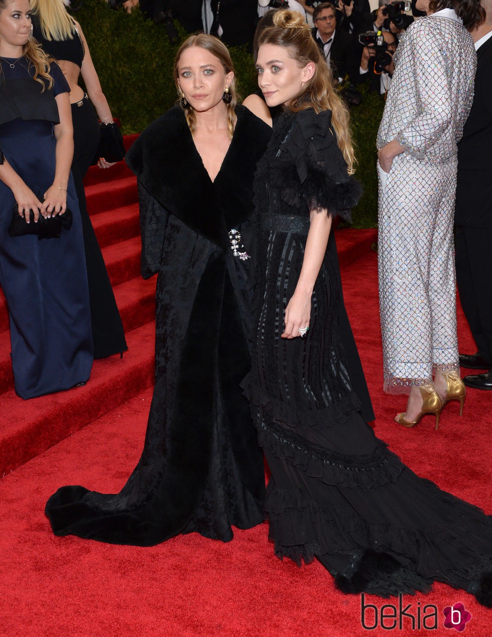 Mary-Kate y Ashley Oslen en la alfombra roja de la Gala del Met 2015 